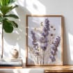 Kunstdruck mit gepresstem Lavendel, Wanddekoration mit lila Wildblumen, Poster mit getrockneten Wiesenblumen, Schlafzimmerdekoration im ländlichen Provence-Stil