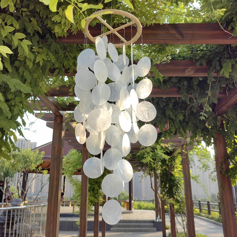 Capiz-Muschel Windspiel, weißes Küstendekor, handgefertigtes Windspiel für Veranda, Garten, Balkon