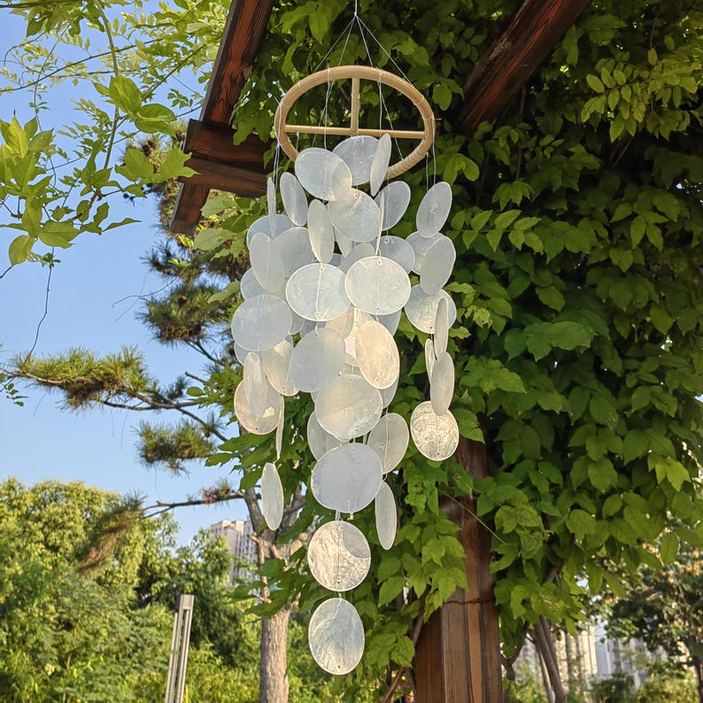 Capiz-Muschel Windspiel, weißes Küstendekor, handgefertigtes Windspiel für Veranda, Garten, Balkon
