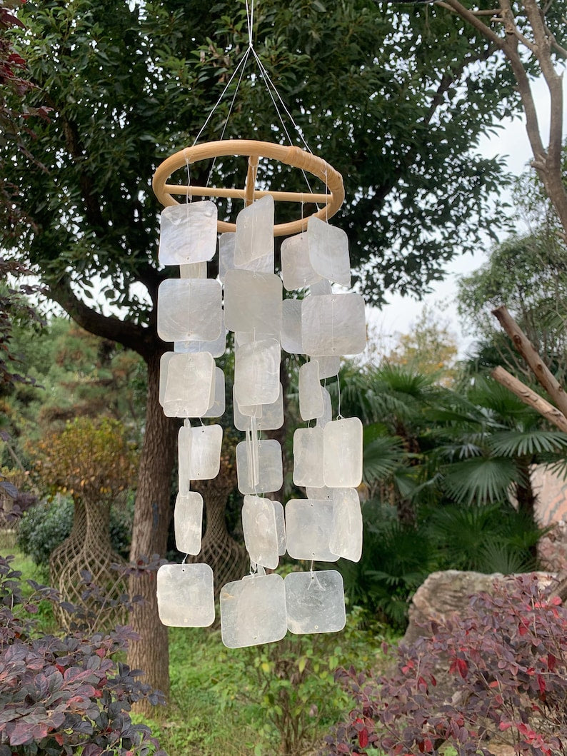 Weißes, quadratisches Windspiel aus Capiz-Muscheln, handgefertigt, geeignet für Veranden, Terrassen und Gärten
