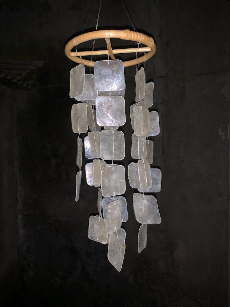 Weißes, quadratisches Windspiel aus Capiz-Muscheln, handgefertigt, geeignet für Veranden, Terrassen und Gärten