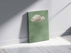 Wanddekoration: salbeigrüne Leinwand mit weißem Wolkenmuster, minimalistischer Stil
