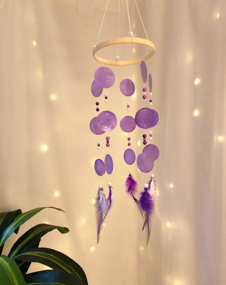 Handgefertigtes Mobile Windspiel VELVET WHISPER – Capizmuscheln Lila Perlmutt Rosa, 50 cm, Deko für Wohnraum