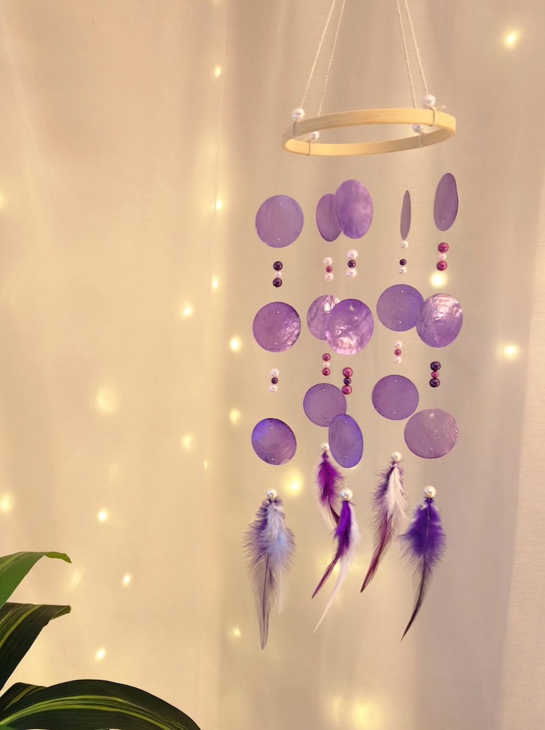 Handgefertigtes Mobile Windspiel VELVET WHISPER – Capizmuscheln Lila Perlmutt Rosa, 50 cm, Deko für Wohnraum