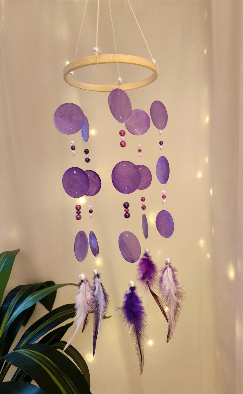 Handgefertigtes Mobile Windspiel VELVET WHISPER – Capizmuscheln Lila Perlmutt Rosa, 50 cm, Deko für Wohnraum