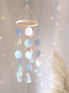 Windspiel OCEAN WHISPER aus Muschelscheiben und Federn, hellblau, grünblau, türkis, perlmut