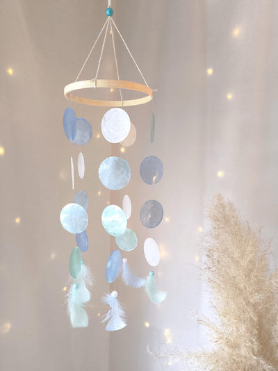 Windspiel OCEAN WHISPER aus Muschelscheiben und Federn, hellblau, grünblau, türkis, perlmut