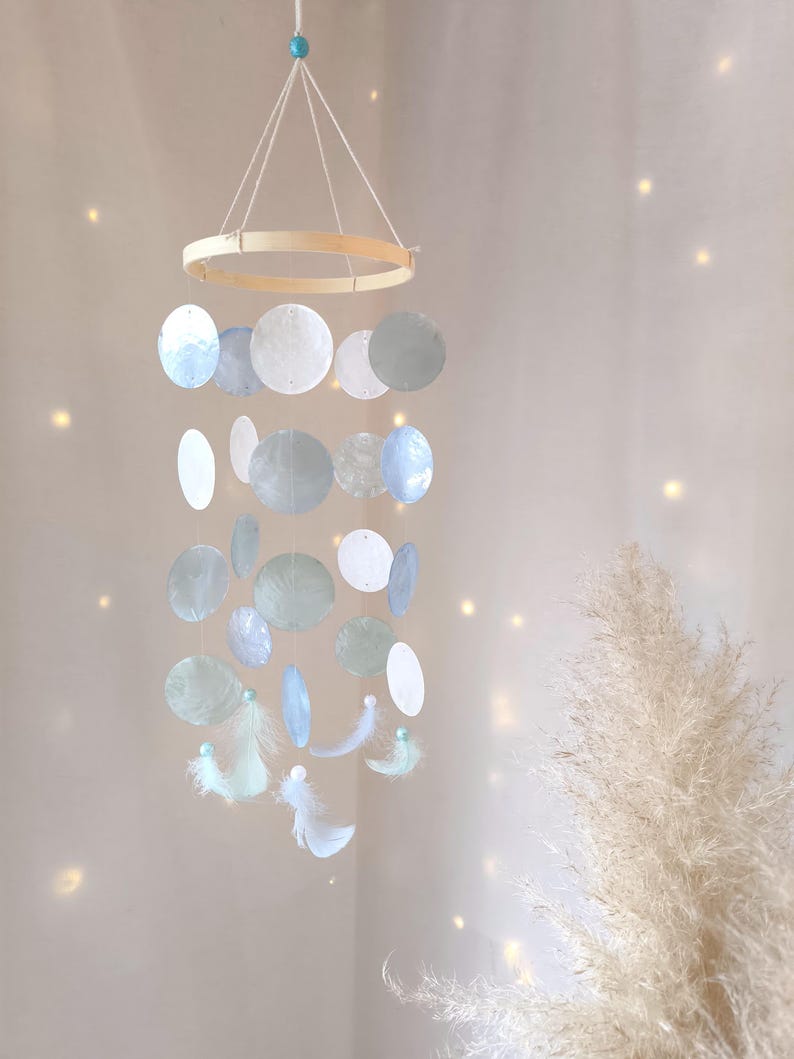 Windspiel OCEAN WHISPER aus Muschelscheiben und Federn, hellblau, grünblau, türkis, perlmut