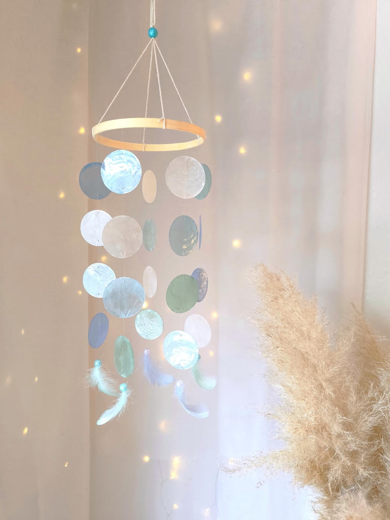 Windspiel OCEAN WHISPER aus Muschelscheiben und Federn, hellblau, grünblau, türkis, perlmut