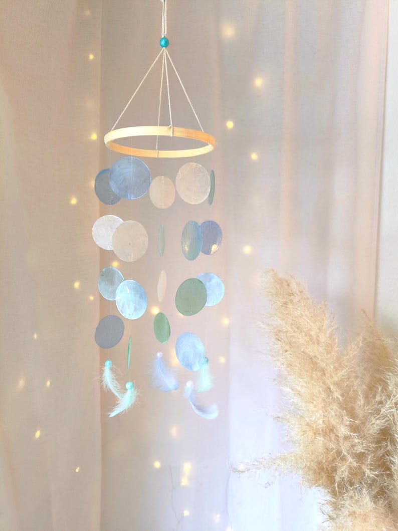 Windspiel OCEAN WHISPER aus Muschelscheiben und Federn, hellblau, grünblau, türkis, perlmut