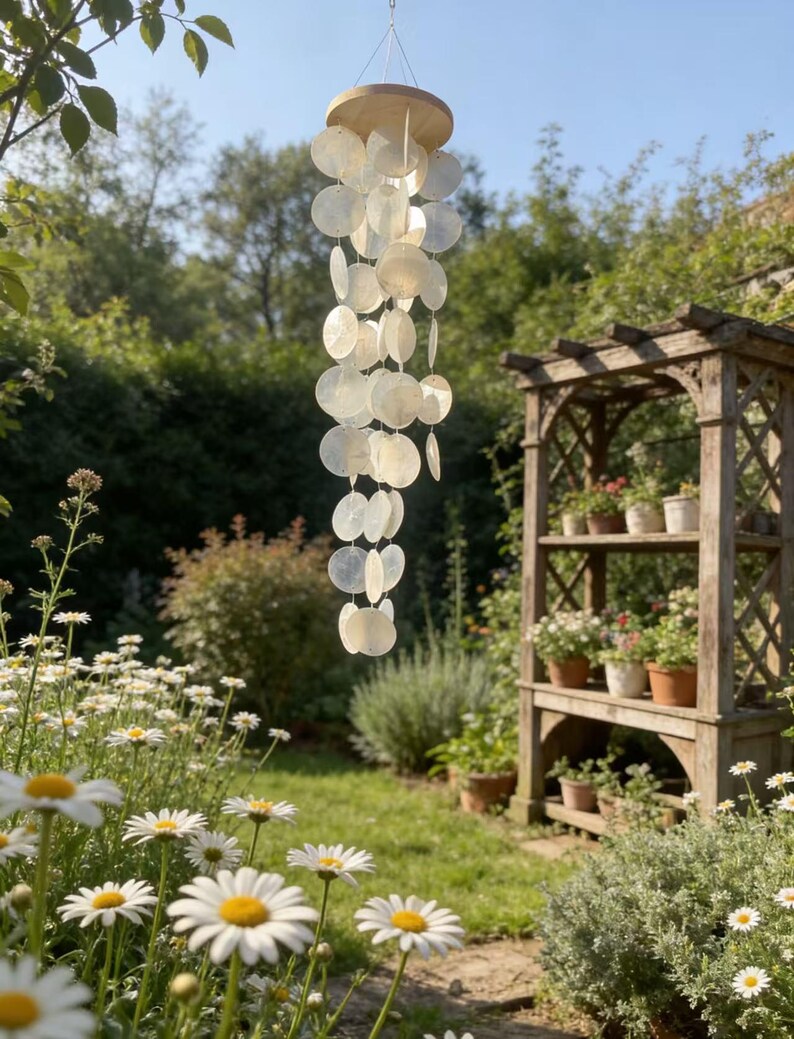 Dekoratives Windspiel aus Muscheln und Kristallkugel für Fenster, Garten und Terrasse, Weiß