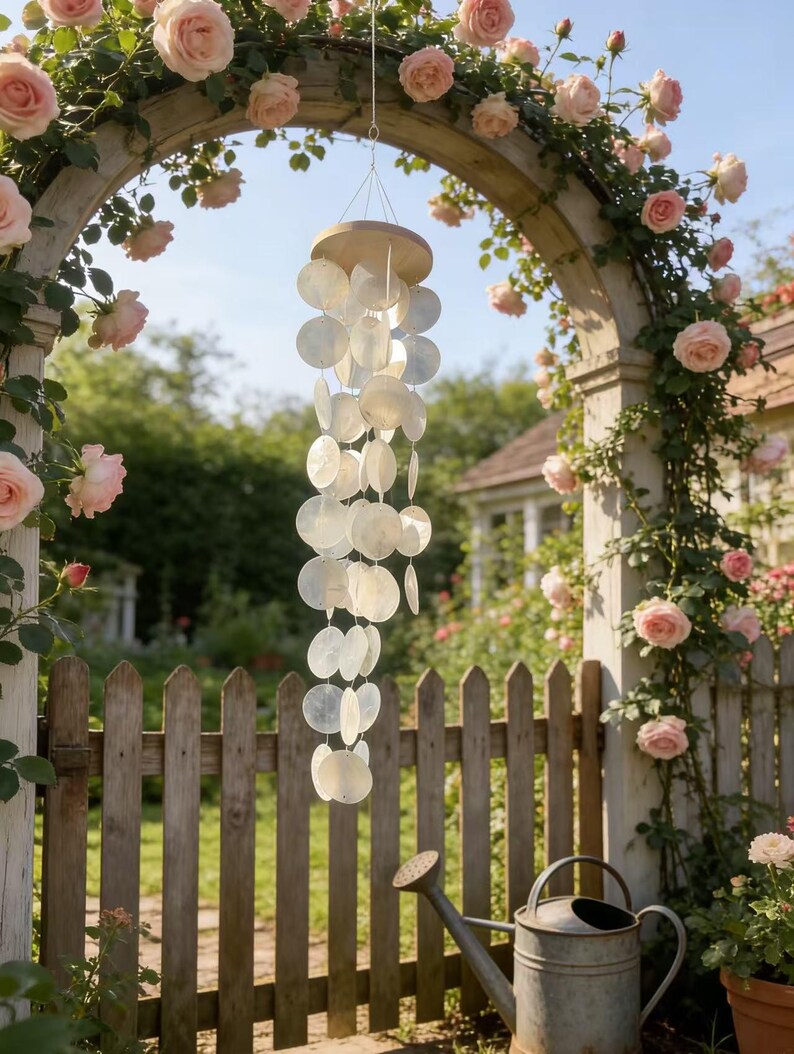 Dekoratives Windspiel aus Muscheln und Kristallkugel für Fenster, Garten und Terrasse, Weiß