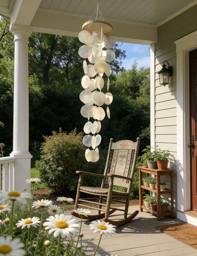 Dekoratives Windspiel aus Muscheln und Kristallkugel für Fenster, Garten und Terrasse, Weiß
