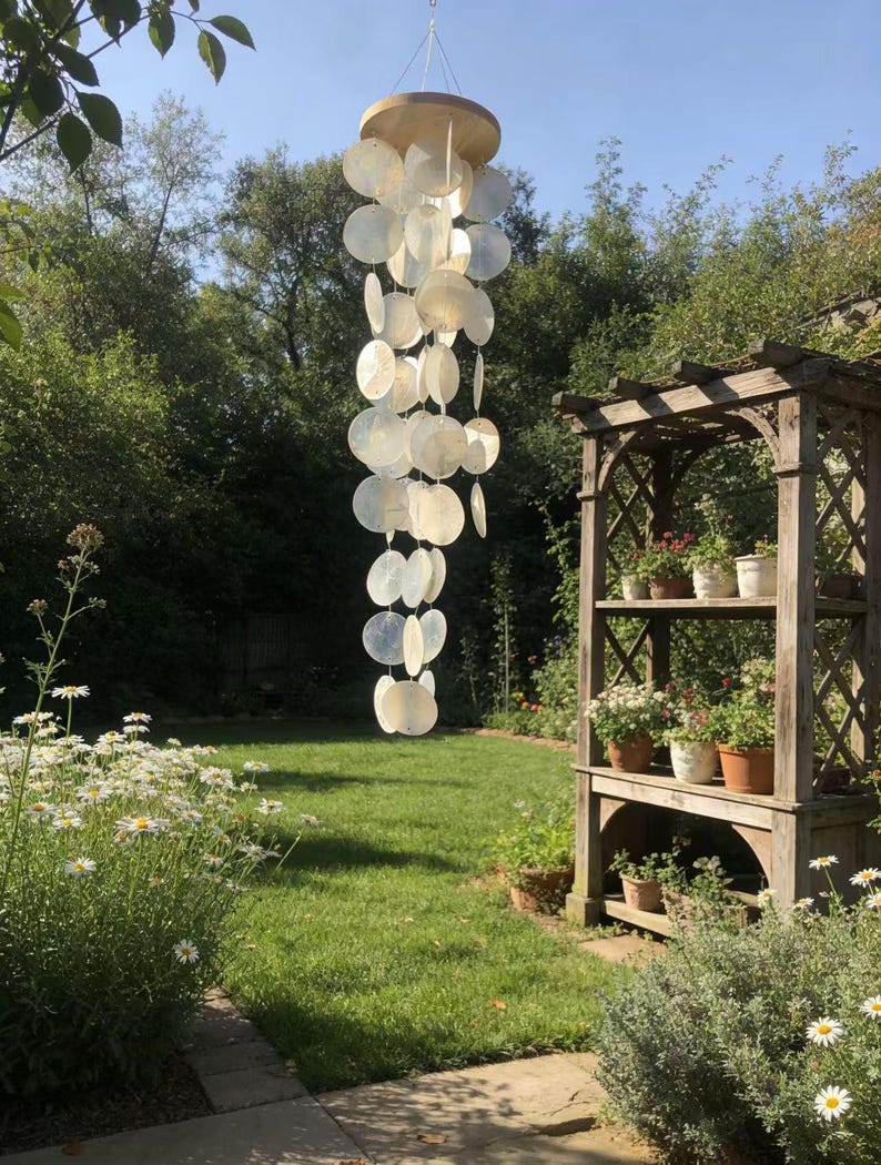 Dekoratives Windspiel aus Muscheln und Kristallkugel für Fenster, Garten und Terrasse, Weiß