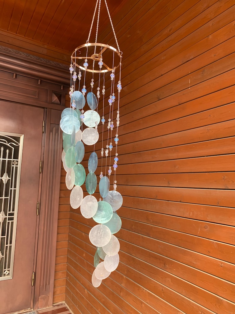 Capiz-Muschel Windspiel mit blauen, grünen und weißen Muscheln, Küstendekoration, 81 cm, handgefertigt