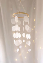 Capiz-Mobile MOONLIGHT WHISPER, Weiß, Handgefertigt, 40 cm Höhe, Windspiel, Deko