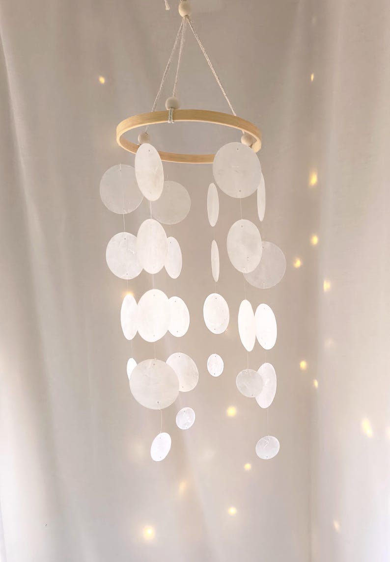 Capiz-Mobile MOONLIGHT WHISPER, Weiß, Handgefertigt, 40 cm Höhe, Windspiel, Deko