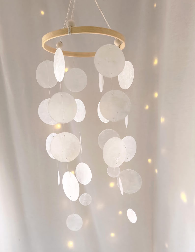 Capiz-Mobile MOONLIGHT WHISPER, Weiß, Handgefertigt, 40 cm Höhe, Windspiel, Deko