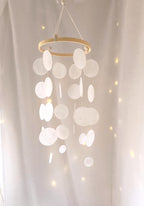 Capiz-Mobile MOONLIGHT WHISPER, Weiß, Handgefertigt, 40 cm Höhe, Windspiel, Deko