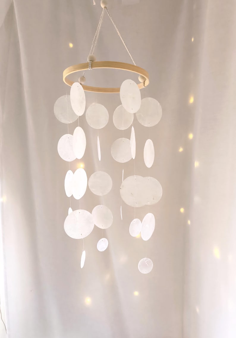 Capiz-Mobile MOONLIGHT WHISPER, Weiß, Handgefertigt, 40 cm Höhe, Windspiel, Deko