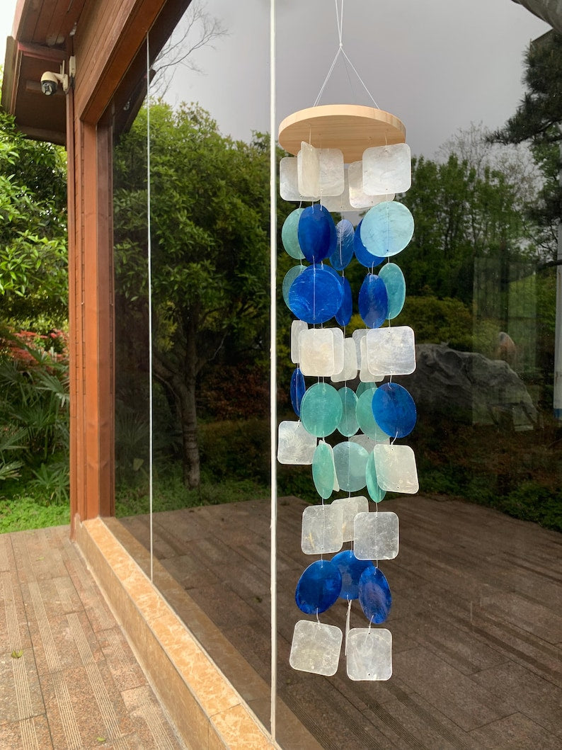 Windspiel aus Capiz-Muscheln, blau-weiß, handgefertigt, Küsten-Dekoration, für Garten und Terrasse, 68 cm Länge