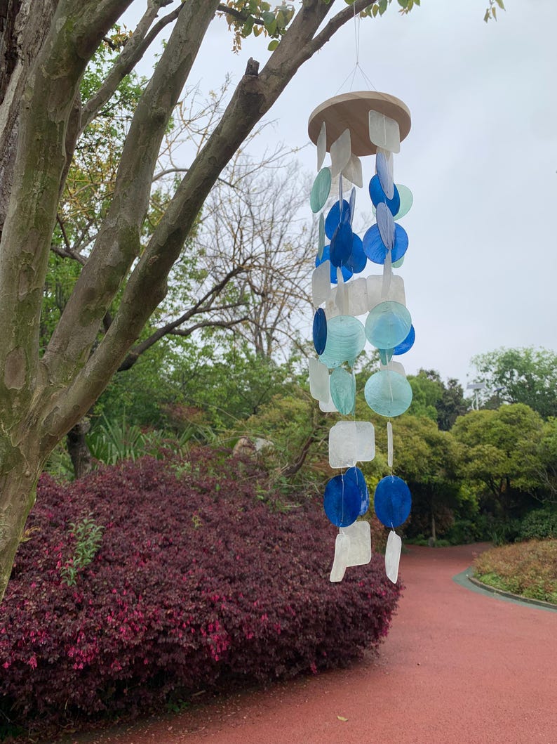 Windspiel aus Capiz-Muscheln, blau-weiß, handgefertigt, Küsten-Dekoration, für Garten und Terrasse, 68 cm Länge