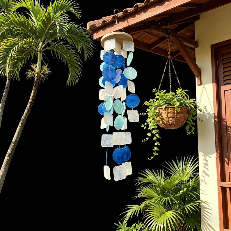 Windspiel aus Capiz-Muscheln, blau-weiß, handgefertigt, Küsten-Dekoration, für Garten und Terrasse, 68 cm Länge