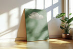 Wanddekoration: salbeigrüne Leinwand mit weißem Wolkenmuster, minimalistischer Stil