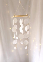 Capiz-Mobile MOONLIGHT WHISPER, Weiß, Handgefertigt, 40 cm Höhe, Windspiel, Deko