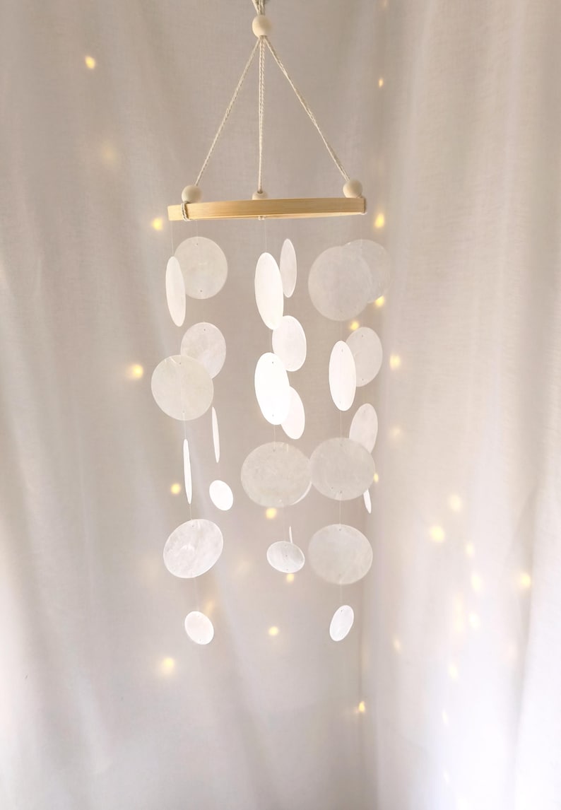 Capiz-Mobile MOONLIGHT WHISPER, Weiß, Handgefertigt, 40 cm Höhe, Windspiel, Deko