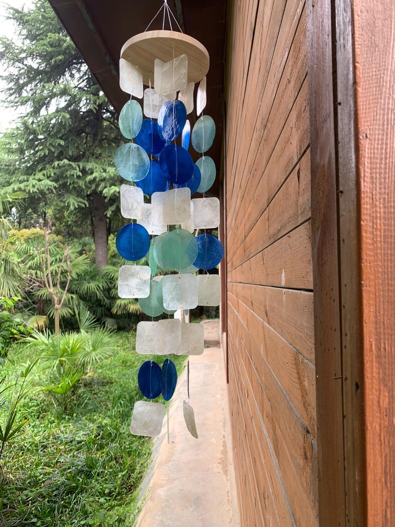 Windspiel aus Capiz-Muscheln, blau-weiß, handgefertigt, Küsten-Dekoration, für Garten und Terrasse, 68 cm Länge