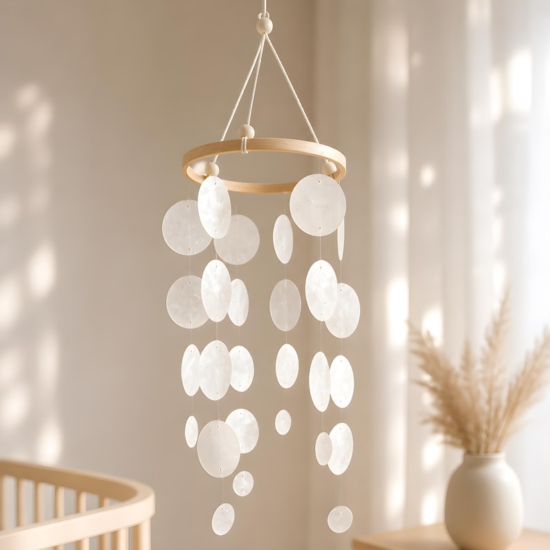 Capiz-Mobile MOONLIGHT WHISPER, Weiß, Handgefertigt, 40 cm Höhe, Windspiel, Deko