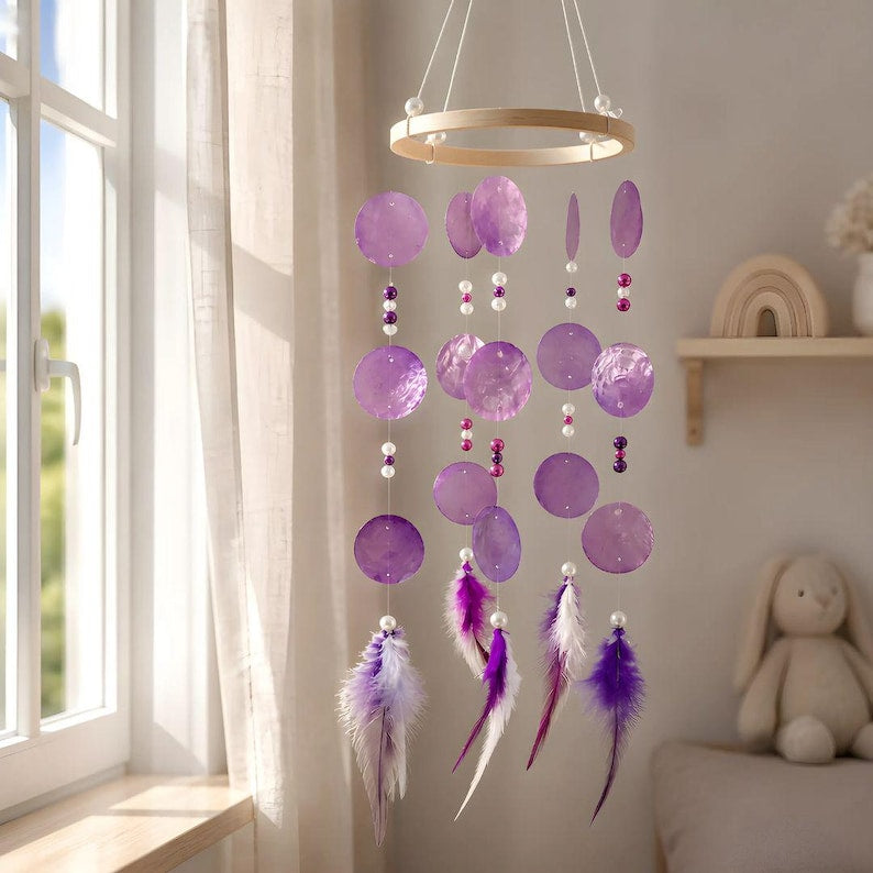Handgefertigtes Mobile Windspiel VELVET WHISPER – Capizmuscheln Lila Perlmutt Rosa, 50 cm, Deko für Wohnraum