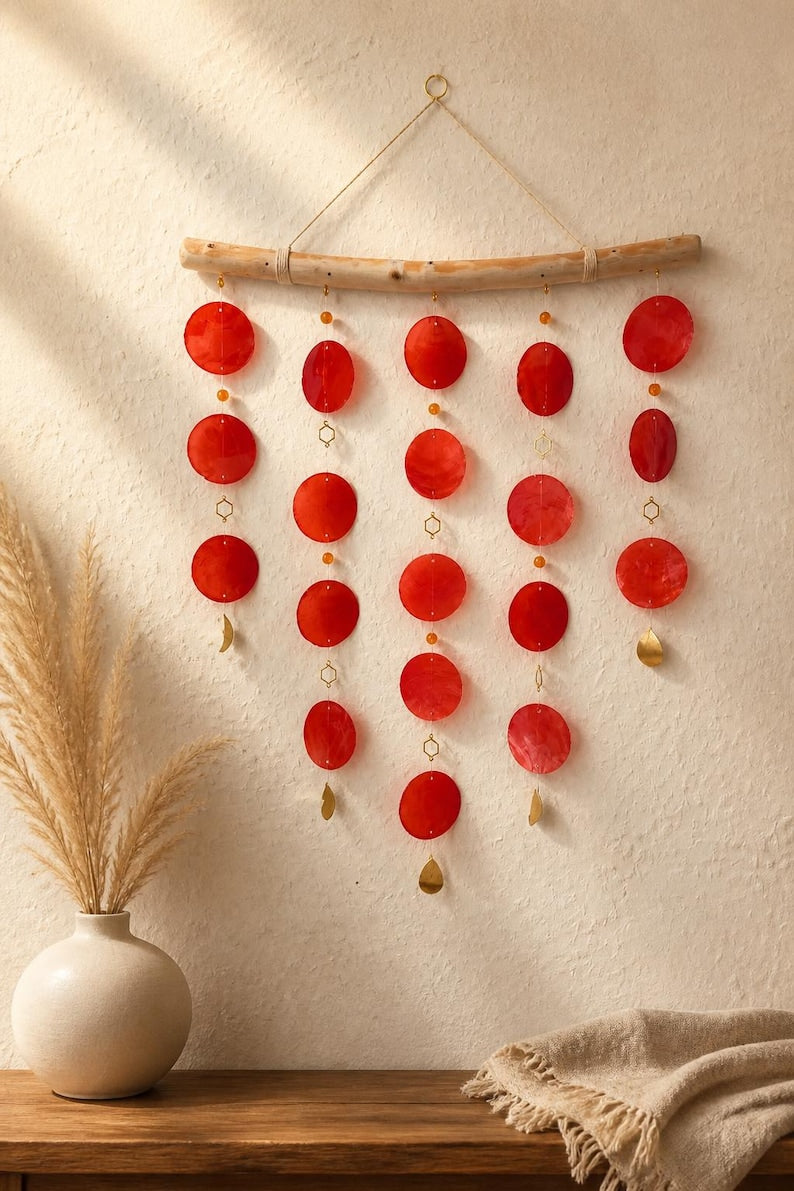 Rotes Capiz Muschel Windspiel FIREFLY – Boho Deko Mobile für Wohnraum, Terrasse, Balkon, Garten