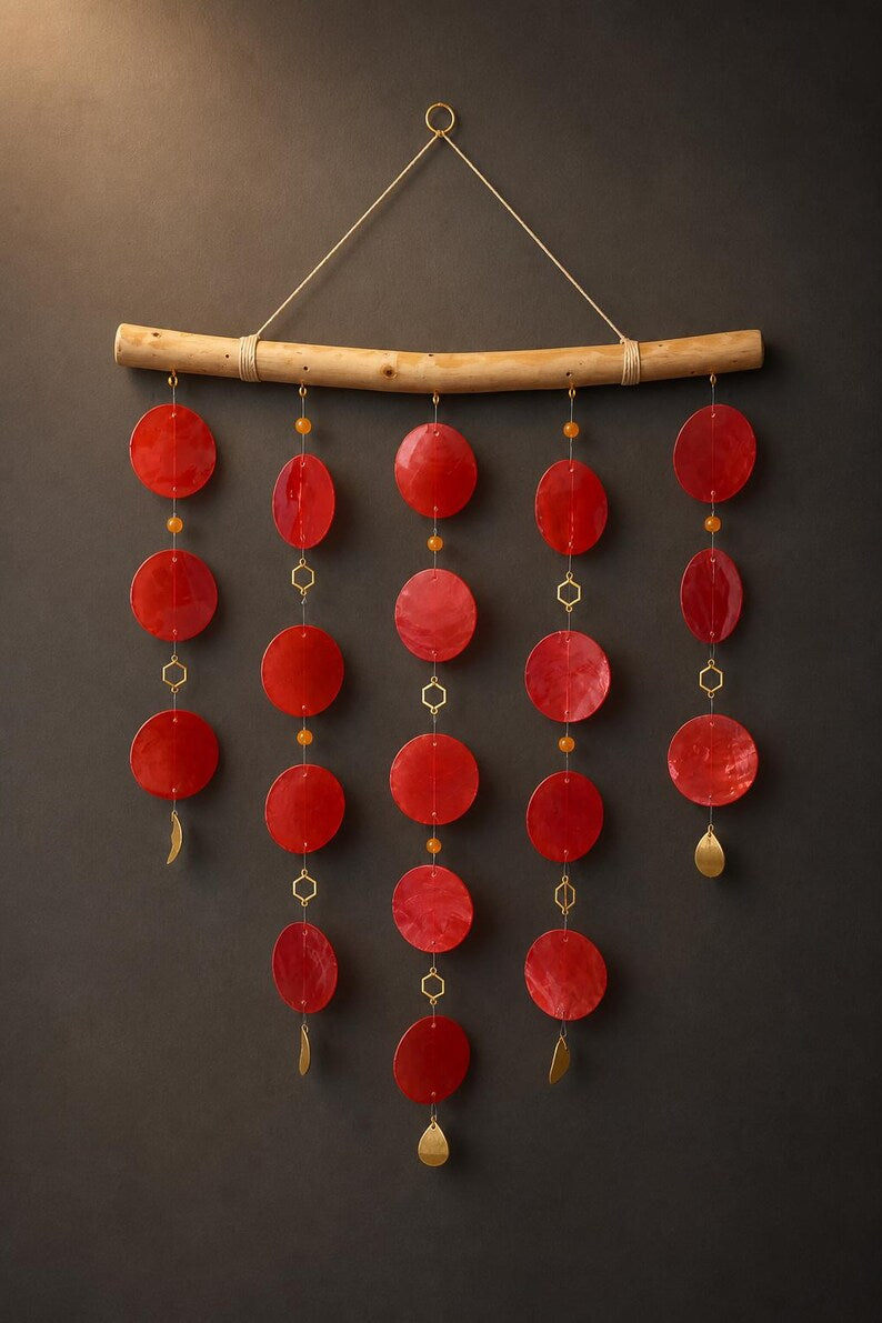 Rotes Capiz Muschel Windspiel FIREFLY – Boho Deko Mobile für Wohnraum, Terrasse, Balkon, Garten