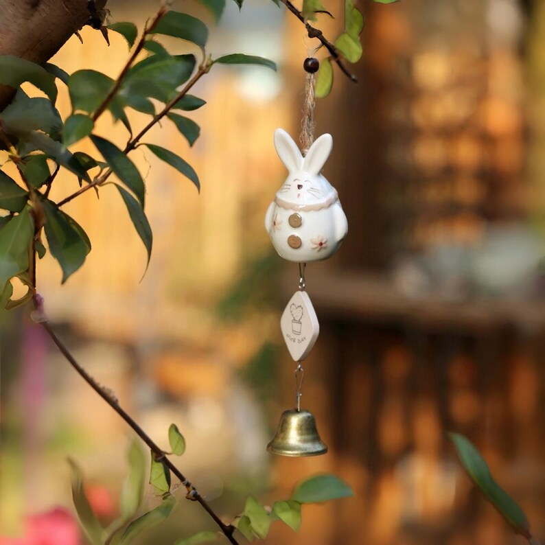 Keramik Windspiel mit Vögeln, Hasen und Blumen für Balkon, Terrasse und Garten – Japanisch inspiriertes Deko-Set