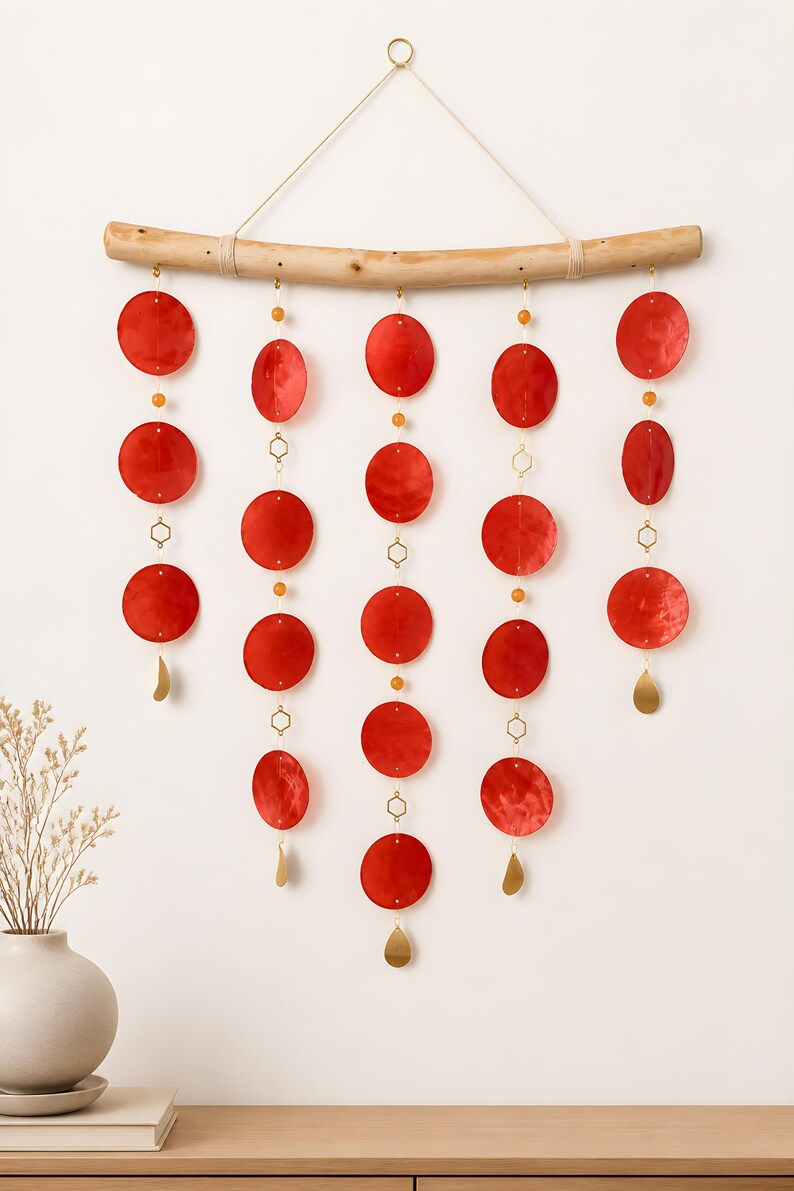 Rotes Capiz Muschel Windspiel FIREFLY – Boho Deko Mobile für Wohnraum, Terrasse, Balkon, Garten