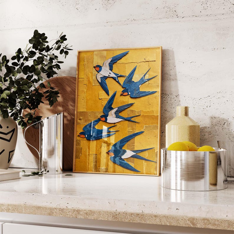 Wandbild Blauschwalbe Scherenschnitt-Optik botanisches Poster Senfgelb Galeriedekoration