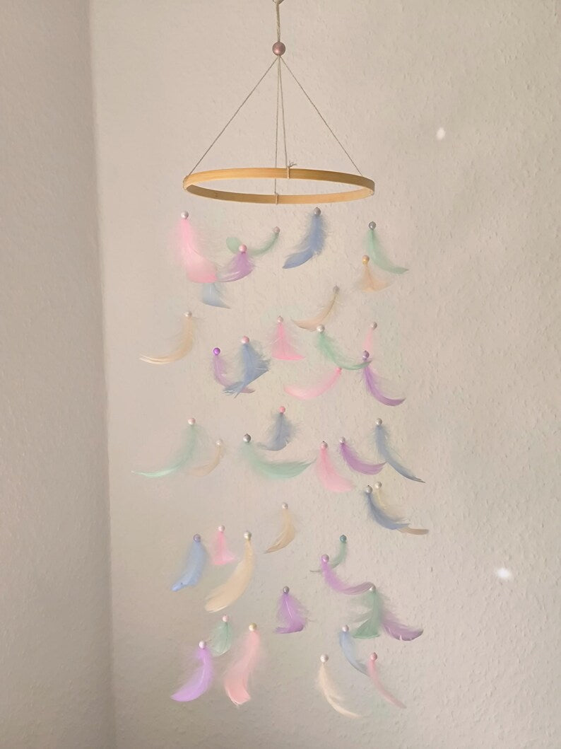 Mobile aus pastellfarbenen Federn mit Bambusring, Höhe 70 cm, Dekoration für Innenräume