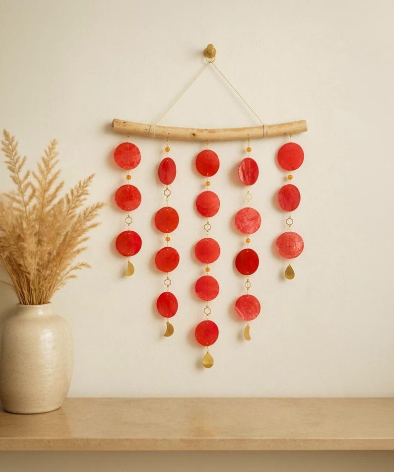 Rotes Capiz Muschel Windspiel FIREFLY – Boho Deko Mobile für Wohnraum, Terrasse, Balkon, Garten