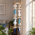 Küsten-Windspiel Handgefertigt 6 Fische Blau Weiß, Muschelscheiben, Boho Nautische Wanddeko für Innen und Außen, 56 cm