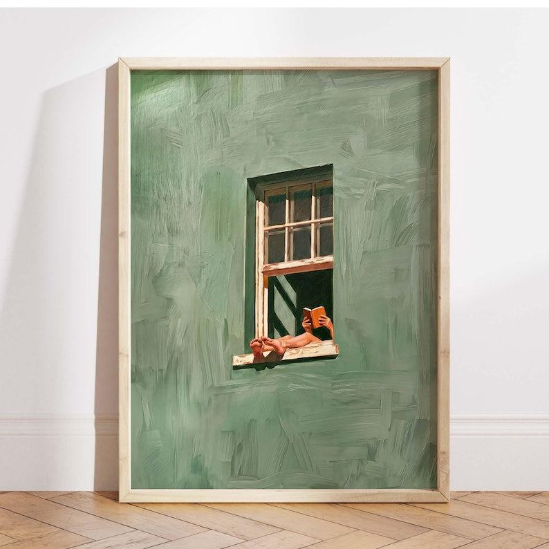 Ein Kunstdruck, der eine lesende Frau am Fenster zeigt, eine salbeigrüne Wanddekoration