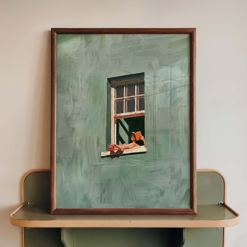 Ein Kunstdruck, der eine lesende Frau am Fenster zeigt, eine salbeigrüne Wanddekoration