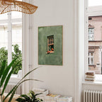 Ein Kunstdruck, der eine lesende Frau am Fenster zeigt, eine salbeigrüne Wanddekoration