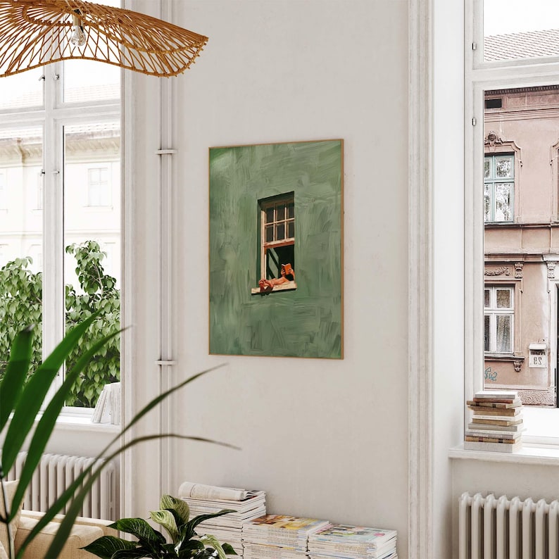 Ein Kunstdruck, der eine lesende Frau am Fenster zeigt, eine salbeigrüne Wanddekoration