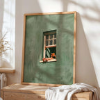 Ein Kunstdruck, der eine lesende Frau am Fenster zeigt, eine salbeigrüne Wanddekoration