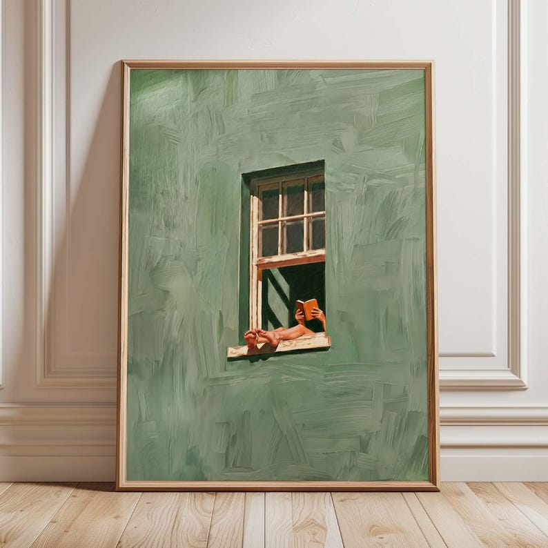 Ein Kunstdruck, der eine lesende Frau am Fenster zeigt, eine salbeigrüne Wanddekoration
