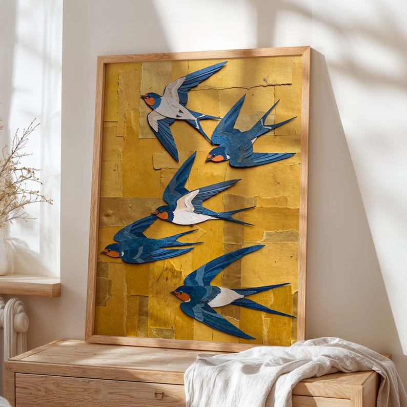 Wandbild Blauschwalbe Scherenschnitt-Optik botanisches Poster Senfgelb Galeriedekoration