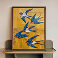Wandbild Blauschwalbe Scherenschnitt-Optik botanisches Poster Senfgelb Galeriedekoration