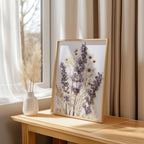 Kunstdruck mit gepresstem Lavendel, Wanddekoration mit lila Wildblumen, Poster mit getrockneten Wiesenblumen, Schlafzimmerdekoration im ländlichen Provence-Stil